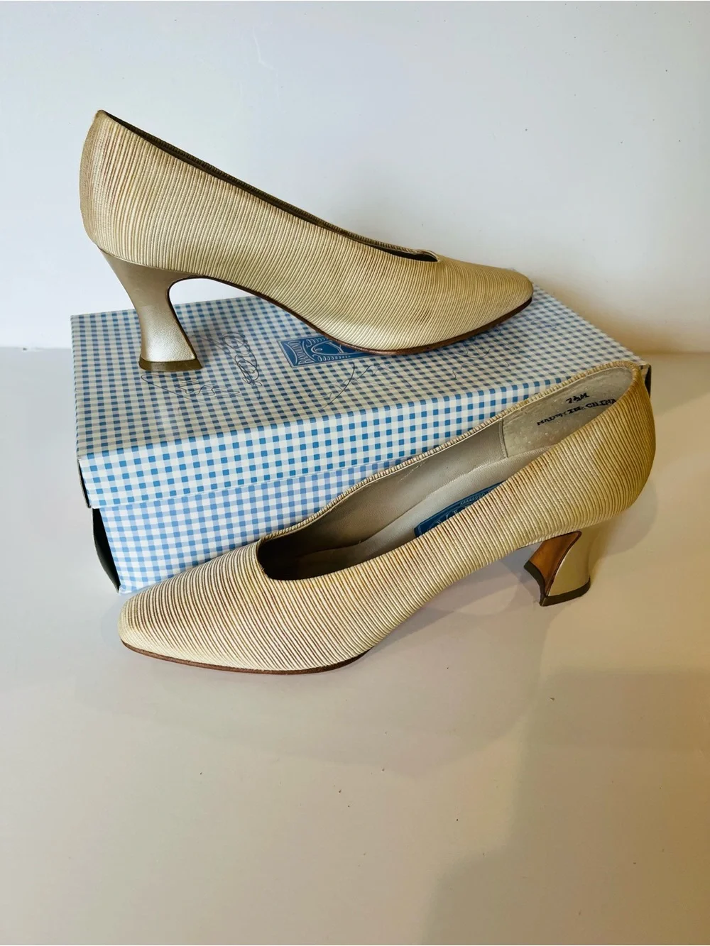Bandolino YFA Women’s Classic Platinum Women's Mid-Heel Fabric Pumps Size 7.5